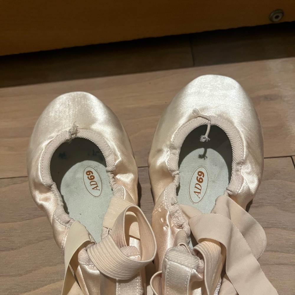 R-Class AD 69 Pointe Shoes- 235 W4 V2- sewn but never worn!!!